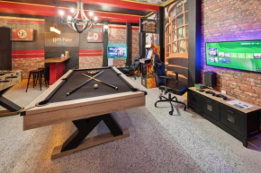 Modern 5 BDR Family Themed Home with Harry Potter Games Room and Free Pool Heat